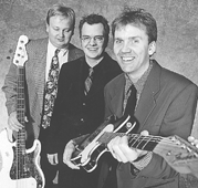Den danske/svenske trio The Blues Tones optrder p Musikhuset Aftenstjernen i Grenaa fredag den 12. maj. I forgrunden ses den 36-rige sanger og guitarist Max Wolff, der torsdag den 11. maj optrder solo sammesteds