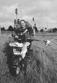 K�restolsbruger der samler affald