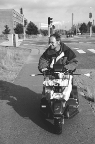 Leslie Iversen på udkik efter affald i rabatten