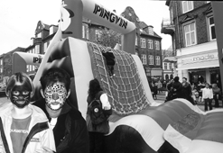 S�re v�sener bev�gede sig rundt i byen med malede ansigter og farvet h�r, og de lod sig sj�ldent afsl�re. De var i rollerne med glade smil og hvin