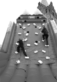 På torvet i Grenaa var det hele lavet om til et moderne eventyrland, som Handelscenter Grenaa stod for. Her samles i tusindvis af børn, der hylede og hvinede i skyggen af den gamle kirke. Det skete, mens bladene samlede sig i små driver, som varsel om, at vinteren nu langsomt driver ind over landskab og byer på det Djursland, som ingen naboer har mod øst