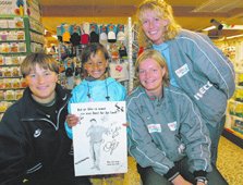 Anja Andersen, Janne Kolling og et par heldige autograf j�gere, hos SPAR-k�bmanden p� Trekanten