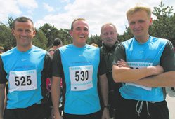 Tre lokale l�bere luftede sponsort�jet i forbindelse med 2001-udgaven af Grenaa L�bet. Team Simas best�r af (fra venstre) Frank Jensen, Keld Pedersen og Brian Gissel, og bag dem ses hovedsponsor Simas Filters Grenaa ved direkt�r Poul Lyng Madsen. Alle tre l�bere stillede op p� 5,5 km-distancen, og de klarede sig alle fornemt. Frank Jensen vandt s�ledes l�bet, mens Brian Gissel og Keld Pedersen blev henholdsvis 3er og 5er