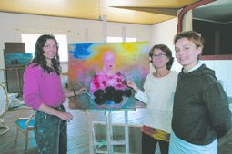 Disse tre billedkunstnere - Ulla Lundsgart, Inger Lenau og Bente Bo Jensen - inviterer alle interesserede til pinseudstilling p� Trustrup Hotel, som de er n�dt til at sige farvel til som v�rksted