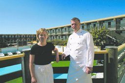 Mai Britt Jakobsen og Max J�rgensen st�r for driften af restauranten i tilknytning til Feriecenter Kattegat ved B�nnerup Strand