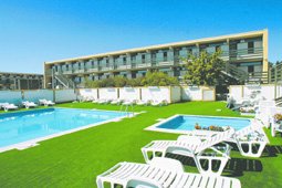 Feriecenter Kattegat set udefra, med swimmingpools