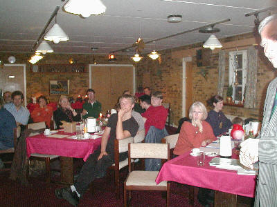 deltagere-til-hoejre.jpg (31485 bytes)