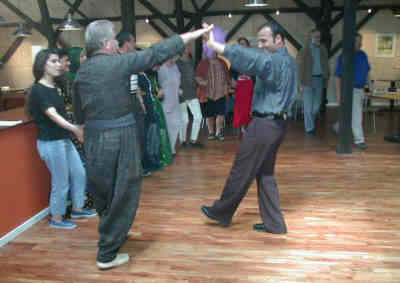 Kurdisk dans-400.jpg (12800 bytes)