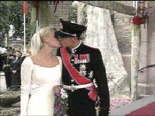 Brudeparet kysser hinanden til offentlig skue efter vielsen i Oslo Domkirke..JPG (17091 bytes)