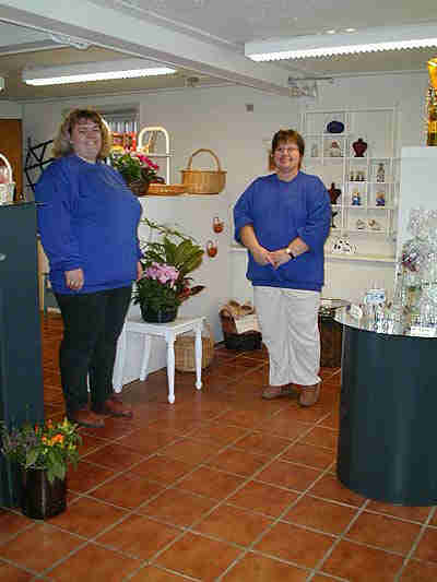 Jette-Jensen-og-Hanne-Rodkjaer-i-den-nye-gavebutik.jpg (16434 bytes)