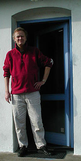 Ole Stenholm tager imod.JPG (38187 bytes)