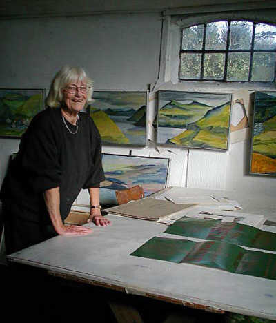 Ruth Falk i atelieret-400.jpg (23202 bytes)