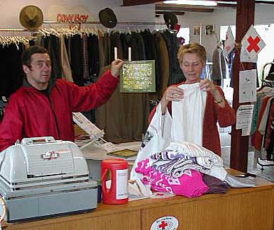 Henning-Kristiansen,-indsamler-paa-6.aar,viser-de-nye-roedekorsmaerker..JPG (39808 bytes)