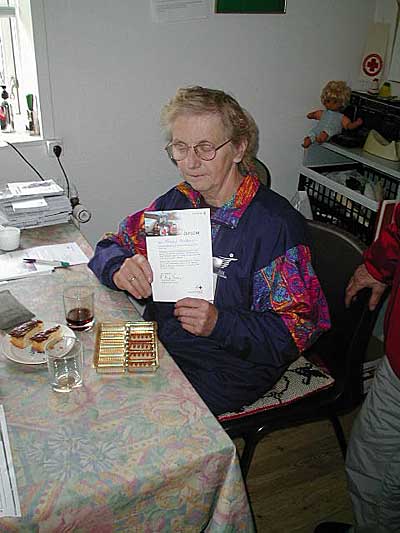Rosa-Hansen-viser-diplomet-som-alle-indsamlere-faar-400.JPG (39013 bytes)