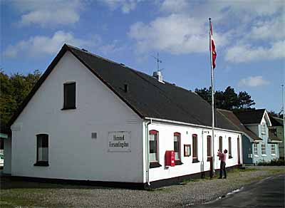 Hemmed-forsamlingshus.JPG (19825 bytes)