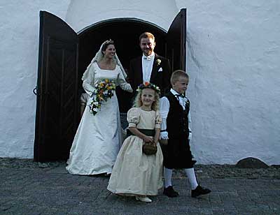 Brudeparet-foto-Tina-Madsen.JPG (22980 bytes)