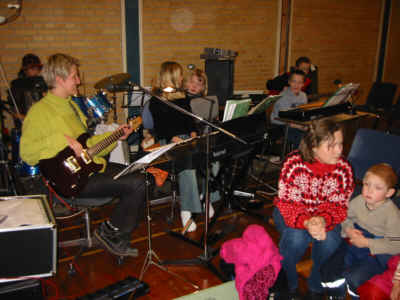 Skolekomedie-musik.jpg (18057 bytes)