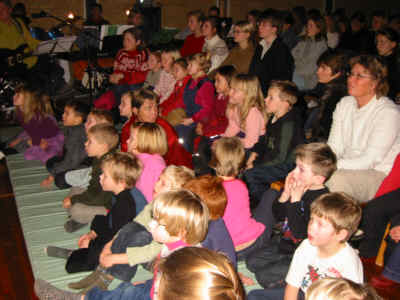 Skolekomedie-publikum.jpg (18538 bytes)